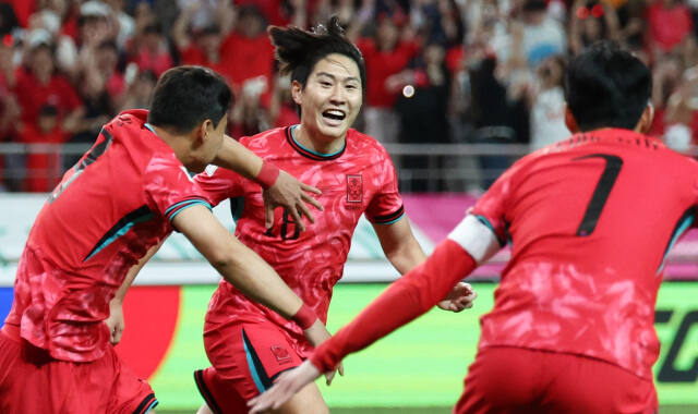 11일 오후 서울월드컵경기장에서 열린 2026 북중미 월드컵 아시아 지역 2차 예선 C조 최종 6차전 한국과 중국의 경기에서 후반 16분 결승골을 넣은 이강인(가운데)이 환호하고 있다.연합뉴스