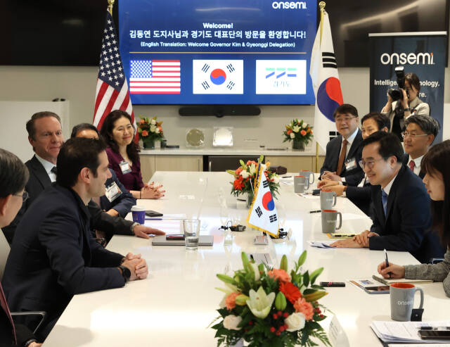 2024년 5월14일 오후(현지시간) 미국 온세미 본사에서 김동연 경기도지사, 하싼 엘 코우리(Hassane El-Khoury) CEO 등과 이야기를 나누고 있다. 경기도 제공
