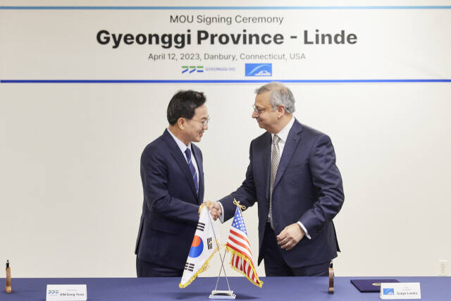 2023년 4월12일 오후(현지시간) 미국 코네티컷주에서 김동연 경기도지사가 산지브 람바(Sanjiv+Lamba) 린데 CEO와 MOU를 맺고 있다. 경기도 제공