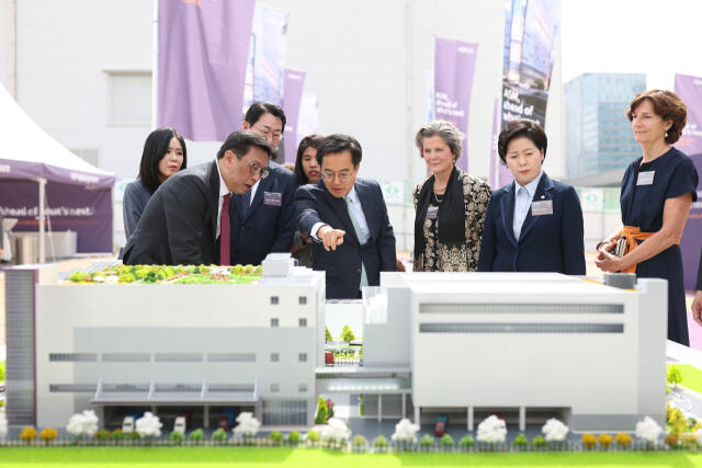 2023년 5월24일 오전 에이에스엠케이에서 열린 네덜란드 ASM 기공식 행사에서 김동연 경기도지사, 벤자민 로 ASM CEO 등이 이야기를 나누고 있다. 경기도 제공
