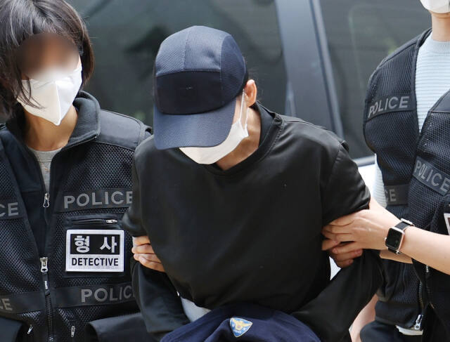 교회에서 온몸에 멍이 든 여고생이 병원 이송 뒤 숨진 사건 관련, 아동학대치사 혐의를 받는 A씨(55)가 지난 18일 구속 전 피의자 심문(영장실질심사)을 받기 위해 인천지법으로 들어서고 있다. 연합뉴스