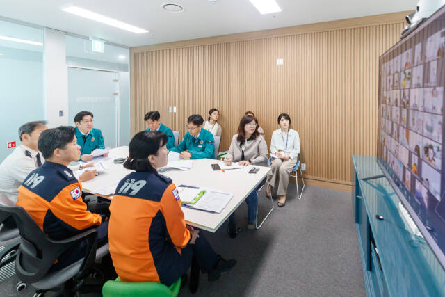 경기도 관계자들이 중증환자 의료체계에 대한 회의를 진행하고 있다. 경기도 제공