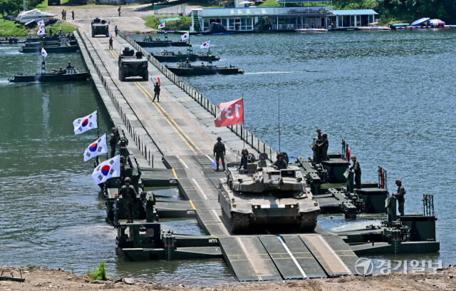 12일 오전 남양주 육군 7공병여단 도하훈련장에서 열린 '육군 자주도하장비 전력화 행사'에서 K2전차가 한국형 자주도하장비 수룡을 통해 부교도하를 하고 있다. 수룡은 수륙양용 형태의 도하지원 장비로 육상에서 최고 70km로 이동 가능하며 도하능력도 기존 리본부교의 54톤에서 64톤으로 증가된 장비다. 윤원규기자