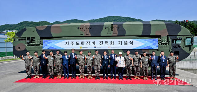 12일 오전 남양주 육군 7공병여단 도하훈련장에서 열린 '육군 자주도하장비 전력화 행사'에서 박인수 육군참모총장 등 내빈들이 수룡 앞에서 기념촬영을 하고 있다. 수룡은 수륙양용 형태의 도하지원 장비로 육상에서 최고 70km로 이동 가능하며 도하능력도 기존 리본부교의 54톤에서 64톤으로 증가된 장비다. 윤원규기자
