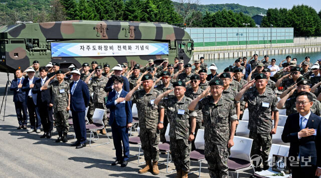 12일 오전 남양주 육군 7공병여단 도하훈련장에서 열린 '육군 자주도하장비 전력화 행사'에서 참석자들이 국민의례를 하고 있다. 윤원규기자