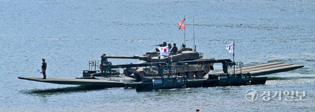 12일 오전 남양주 육군 7공병여단 도하훈련장에서 열린 '육군 자주도하장비 전력화 행사'에서 K2전차가 한국형 자주도하장비 수룡을 통해 문교도하를 하고 있다. 윤원규기자