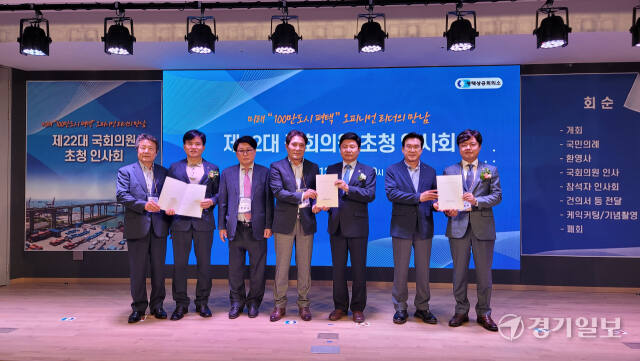 12일 오전 평택상의 6층 컨퍼런스룸에서 열린 ‘제22대 국회의원 초청 인사회’에서 홍기원·이병진·김현정 국회의원과 이강선 회장, 회원사 대표들이 기념사진을 촬영하고 있다. 안노연기자