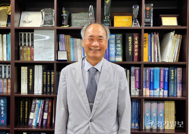 10일 오전 용인문화원에서 최영철 원장이 경기일보와 인터뷰를 진행하고 있다. 송상호기자