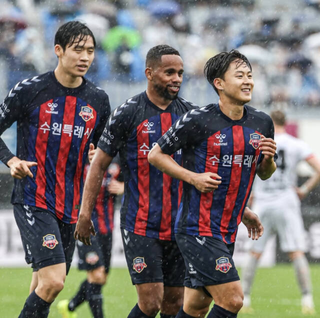 지난 5월 수원종합운동장서 열린 프로축구 K리그1 11라운드 강원과 경기에서 득점한 수원FC 이승우(오른쪽)가 팀 동료들과 기뻐하고 있다.수원FC 제공