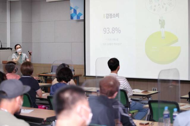 인천 동구가 지역 주민들을 대상으로 취업 특강을 하고 있는 모습. 동구 제공