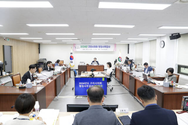 구리시의회의 행정사무감사 3일차를 맞아 7명의 의원들이 각 과에서 제출한 자료를 살펴보고 있다.구리시의회 제공