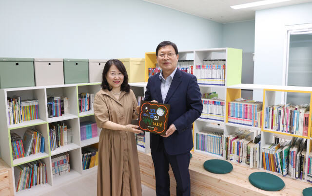 조동암 인천도시공사(iH) 사장(오른쪽)이 최근 인천 부평구 함께걷기큰사랑지역아동센터에 ‘iHUG 꿈의 책방’ 14호점을 오픈한 뒤, 기념촬영을 하고 있다. iH 제공
