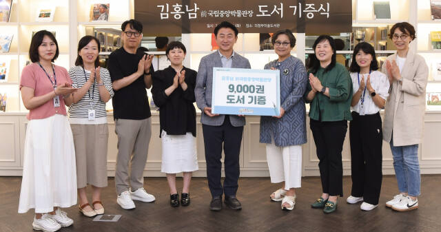 김동근 시장이 김홍남 전 국립중앙박물관장과 도서 기증식을 마친 뒤 함께 기념촬영을 하고 있다. 의정부시 제공