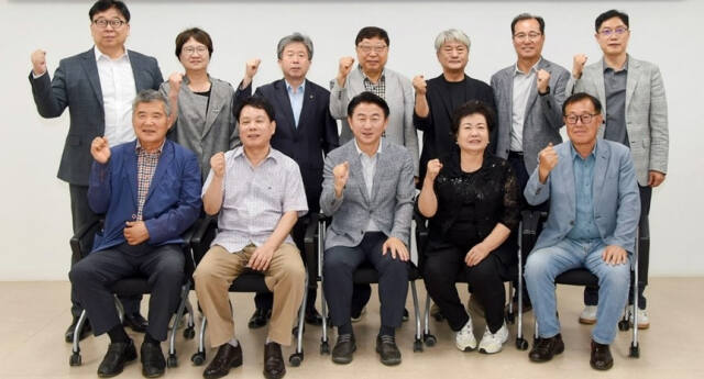 의정부시 상권활성화재단 이사장을 맡고 있는 김동근 의정부시장이 재단 이사회를 마친 뒤 기념촬영하고 있다. 의정부시 제공