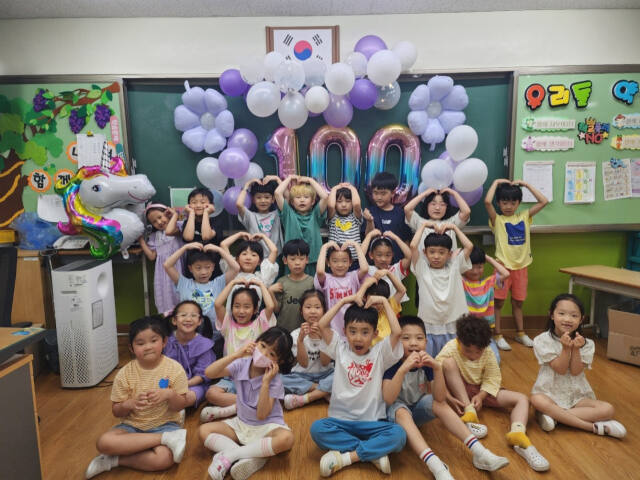 12일 안산 관산초등학교가 1학년 입학 100일 축하하는 잔치를 열었다. 관산초 제공