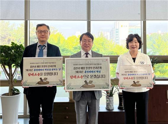 국민건강보험공단 김성수 안산지사장(가운데)은 12일 담배소송 릴레이 챌린지의 다음 주자로 안산시 약사회 한덕희 회장(왼쪽)과 상록수보건소 최진숙 소장(오른쪽)을 지목했다. 건보 안산지사 제공