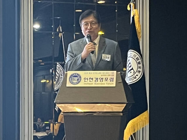 13일 오전 인천 연수구 라마다 송도호텔에서 열린 제473회 인천경영포럼 조찬강연회에서 도성훈 인천시교육감이 읽걷쓰를 설명하고 있다. 김샛별기자