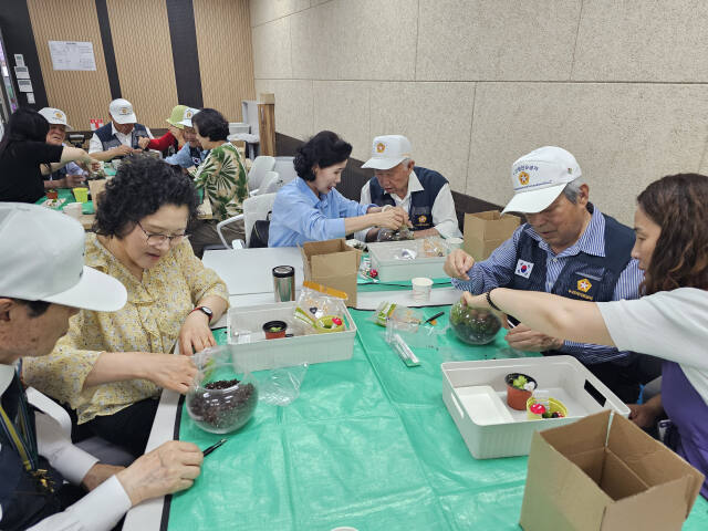 13일 오전 용인시자원봉사센터에서 진행된 ‘호국보훈의 달 온기나눔 캠페인’ 행사에서 봉사단과 참전유공자가 함께 프로그램을 진행하고 있다. 경기동부보훈지청 제공