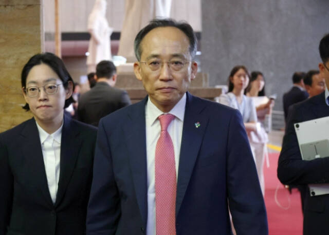 추경호 원내대표가 13일 오전 국회에서 열린 의회정치 원상복구 의원총회에 참석하기 위해 이동하고 있다. 연합뉴스