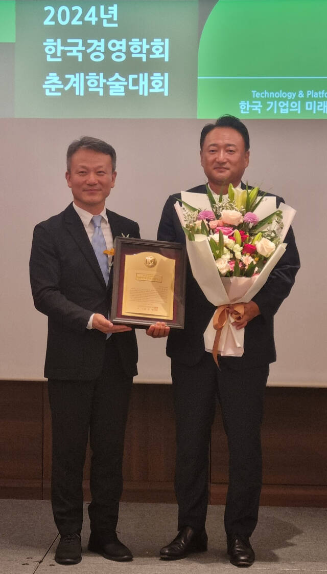 오인선 ㈜숨비 대표이사가 최근 한국경영학회의 2024 춘계학술대회 및 시상식에서 오 대표이사에게 경영학자 선정 대한민국 강소기업가상을 받은 뒤 기념촬영을 하고 있다. 숨비 제공