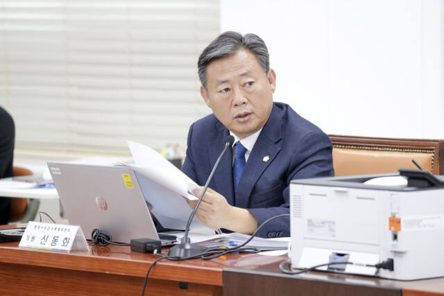 신동화 의원이 구리농수산물공사 행감에서 “하남 황산 활어상, 구리도매시장 유치와 관련해 전면 재검토해야된다"고 주장하고 있다. 권순명기자