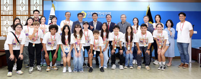 Korea &amp; Hawaii History Club(KHHC) 학생 등 25명이 시의회를 방문, 본회의장에서 기념촬영을 하고 있다. 인천시의회 제공