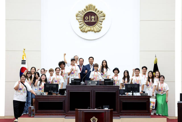 Korea &amp; Hawaii History Club(KHHC) 학생 등 25명이 시의회를 방문, 본회의장에서 기념촬영을 하고 있다. 인천시의회 제공