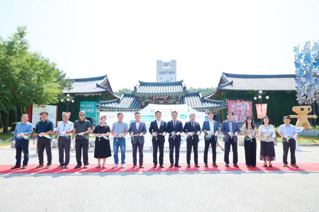 여주시와 경기교통공사가 13일 신륵사 관광지에서 여주똑버스 개통식을 갖고 본격적인 운영에 들어가운데 관계자들이 테이브 컷팅을 하고 있다. 여주시 제공