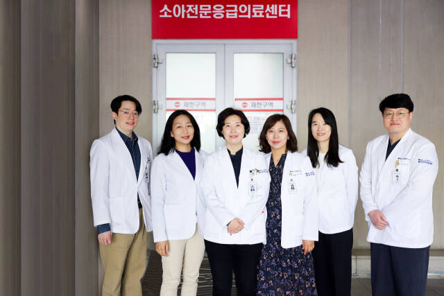 경기동남권역 소아응급 책임의료기관으로 선정된 분당차여성병원 백소현 소아응급의료센터장(왼쪽 세번째)과 응급의학과 교수들이 기념촬영을 하고 있다. 분당차병원 제공