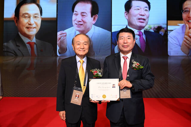 13일 백경현 시장(오른쪽)이 CICON(씨콘) Awards(어워드) 올해 도시경영 부문 대상을 받은 후 기념 촬영을 하고 있다. 구리시 제공