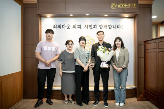 민주노총 남양주시청공무직노동조합이 지난 12일 오전 김현택 남양주시의회 의장에게 감사패를 전달했다. 남양주시청공무직노조 제공
