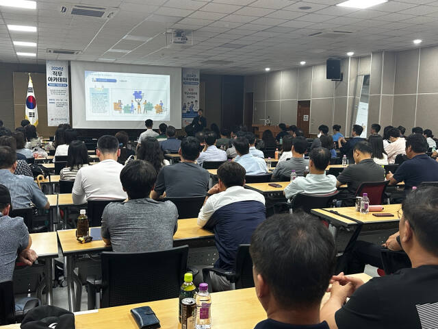 수원교육지원청이 지난 12일 수원 지역 학교와 직속기관, 교육지원청 소속 지방 공무원 등 120여명을 대상으로 직무 아카데미를 실시했다. 수원교육지원청 제공