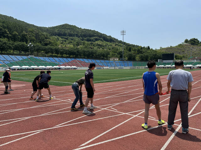 지난 12일 동두천시종합운동장에서 열린 ‘제14회 경기도시각장애인생활체육대회’에서 참가 선수들이 달릴 준비를 하고 있다. 경기도시각장애인스포츠연맹 제공