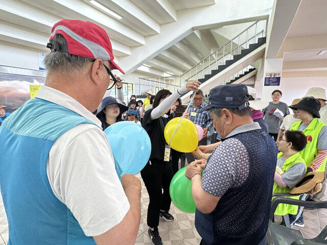 ‘제14회 경기도시각장애인생활체육대회’가 열린 지난 12일 동두천시종합운동장에서 선수들이 풍선을 불고 있다. 경기도시각장애인스포츠연맹 제공