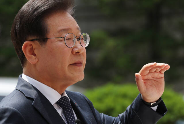 더불어민주당 이재명 대표가 14일 서울 서초동 서울중앙지법에서 열리는 공직선거법 관련 재판에 출석하면서 입장을 밝히고 있다. 연합뉴스