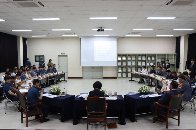 안성경찰서 지역치안협의회가 시민의 평온한 일상생활을 지켜주고자 모두 한자리에 모여 회의를 하고 있다. 안성경찰서 제공
