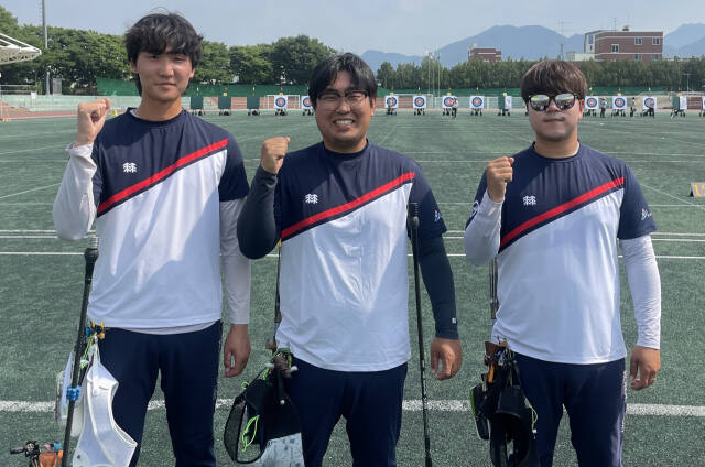 남자부 단체전 우승을 합작한 (왼쪽부터)김선우, 신재훈, 정태영.코오롱 제공