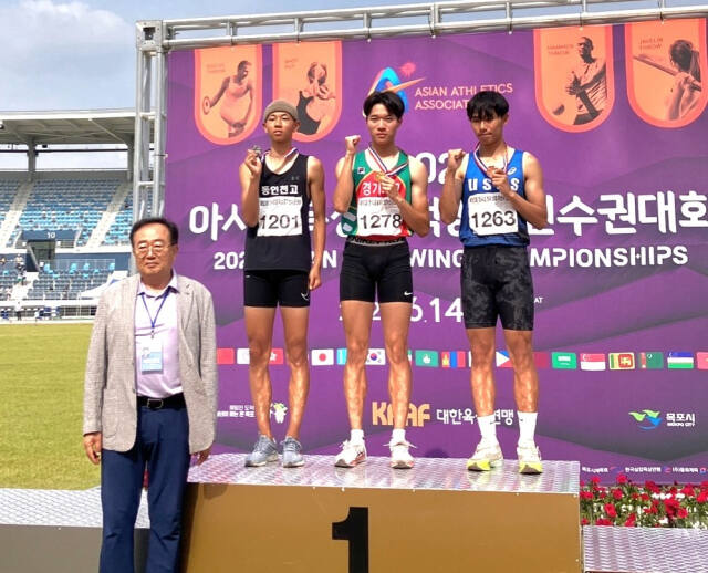 제53회 전국종별육상선수권대회 남고부 200m서 첫 우승을 차지한 손호영(가운데)이 시상식 후 기념촬영을 하고 있다.경기체고 제공