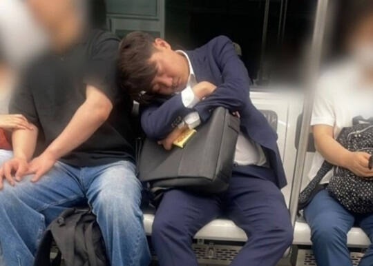이준석 개혁신당 의원이 지하철에서 잠든 모습이 포착돼 온라인에서 화제가 됐다. 온라인 커뮤니티 갈무리