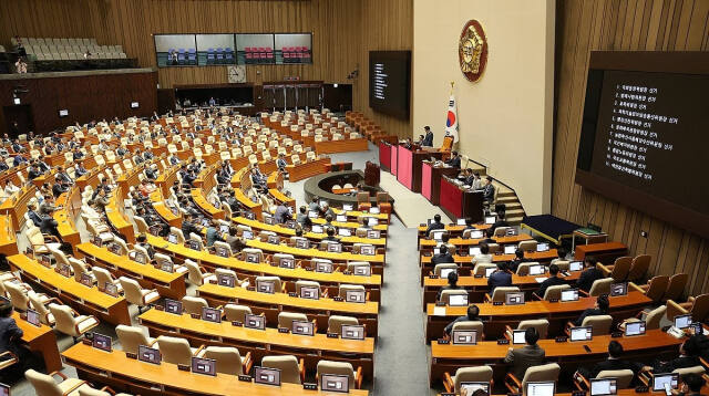 지난 10일 국회 본회의장에 국민의힘 의원들의 자리가 비어있는 가운데 상임위원장 선출 안건이 상정되고 있다. 연합뉴스