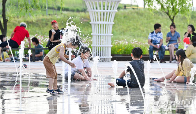 전국 곳곳에서 소내기가 내렸지만 30도 내외의 초여름 날씨를 보인 15일 오후 시흥 배곧생명공원 분수대에서 어린이들이 물을 맞으며 즐거운 시간을 보내고 있다. 기상청은 일요일인 16일에는 다시 30도가 넘는 무더위가 찾아올 것이라고 예보하며 건강관리에 유의할 것을 당부했다. 윤원규기자