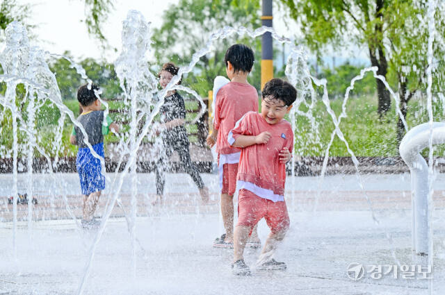 전국 곳곳에서 소내기가 내렸지만 30도 내외의 초여름 날씨를 보인 15일 오후 시흥 배곧생명공원 분수대에서 어린이들이 물을 맞으며 즐거운 시간을 보내고 있다. 기상청은 일요일인 16일에는 다시 30도가 넘는 무더위가 찾아올 것이라고 예보하며 건강관리에 유의할 것을 당부했다. 윤원규기자