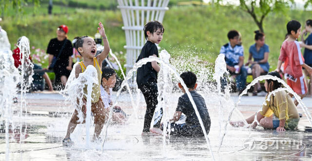전국 곳곳에서 소내기가 내렸지만 30도 내외의 초여름 날씨를 보인 15일 오후 시흥 배곧생명공원 분수대에서 어린이들이 물을 맞으며 즐거운 시간을 보내고 있다. 기상청은 일요일인 16일에는 다시 30도가 넘는 무더위가 찾아올 것이라고 예보하며 건강관리에 유의할 것을 당부했다. 윤원규기자