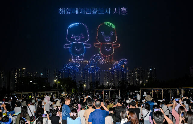 15일 오후 시흥시 배곧생명공원에서 열린 경기미래모빌리티 페스타에서 1천2백여 드론으로 이뤄진 드론 라이트쇼가 열리고 있다. 오는 16일까지 열리는 이번 행사는 드론 치킨 배송 시연, 미래 모빌리티 체험 등 다양한 볼거리가 마련돼 있다. 윤원규기자