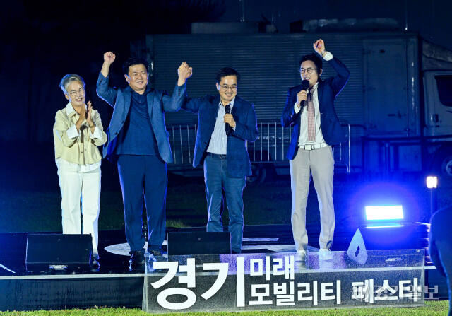 15일 오후 시흥시 배곧생명공원에서 열린 경기미래모빌리티 페스타에서 김동연 경기도지사. 임병택 시흥시장, 송미희 시흥시의회 의장이 시민들에게 인사하고 있다.