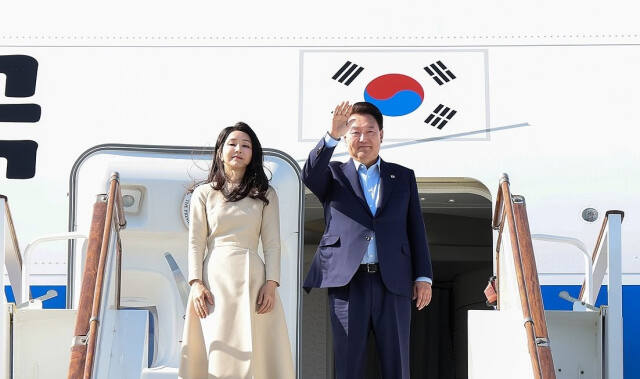 유네스코 세계 문화유산인 고도시 사마르칸트 방문을 끝으로 중앙아시아 3개국 순방을 마친 윤석열 대통령과 김건희 여사가 15일(현지시간) 사마르칸트 공항에서 귀국을 위해 전용기인 공군 1호기에 올라 인사하고 있다. 연합뉴스