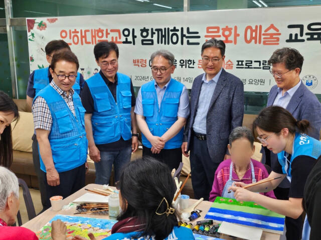 조명우 인하대 총장(왼쪽 두번째)이 문화예술 봉사활동 ‘우리마을 미술관’에 참여한 어르신들의 안부를 묻고 있다. 인하대 제공
