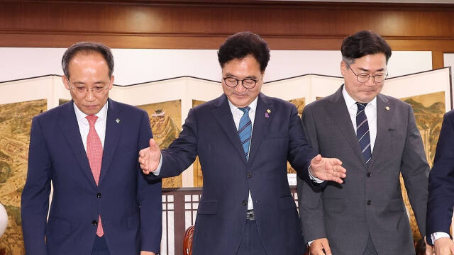 우원식 국회의장이 10일 오후 국회의장실에서 국민의힘 추경호 원내대표, 더불어민주당 박찬대 원내대표와 회동하고 있다. 연합뉴스