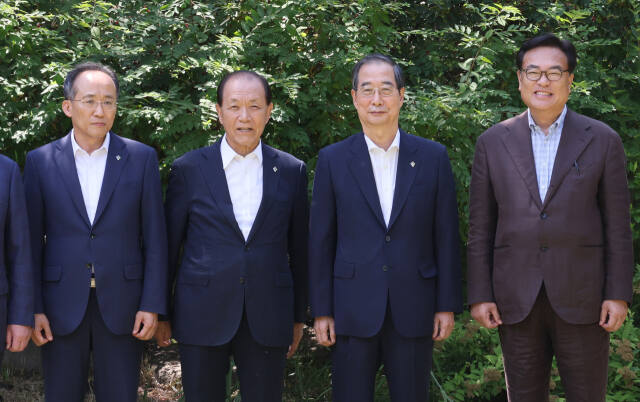 16일 오후 서울 종로구 삼청동 총리 공관에서 열린 고위 당·정·대 협의회에서 한덕수 국무총리(오른쪽 두번째), 국민의힘 황우여 비상대책위원장(왼쪽 두번째), 추경호 원내대표(왼쪽), 정진석 대통령실 비서실장이 기념촬영을 하고 있다. 연합뉴스