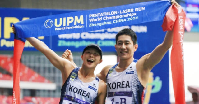UIPM 2024 세계근대5종선수권대회 혼성 계주서 우승한 김선우(왼쪽)와 서창완이 골인 후 기쁨의 세리머니를 펼치고 있다. 국제근대5종연맹 제공